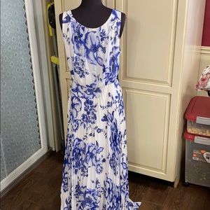 Pleated maxi floral size 16 Eliza J